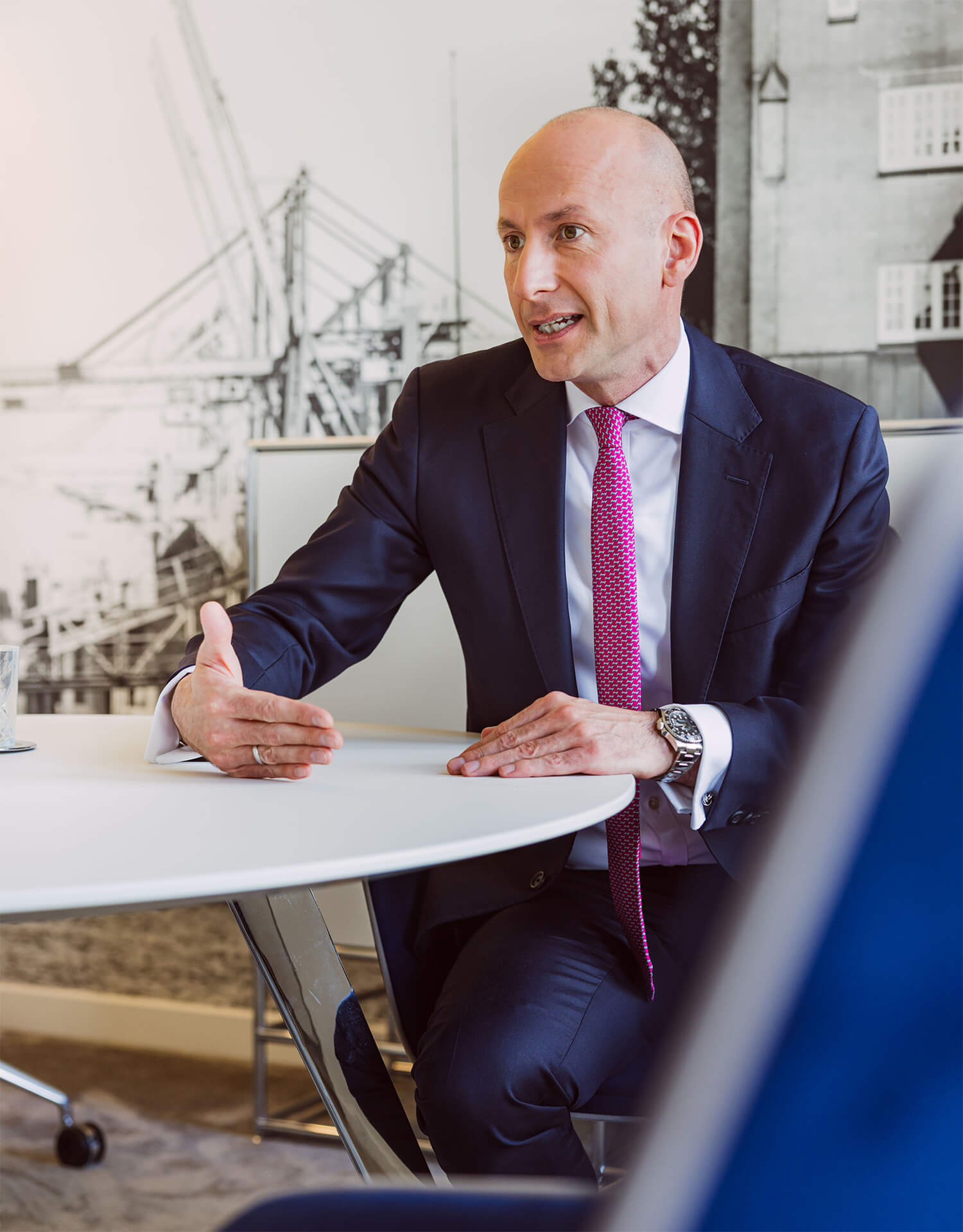 Henning Müller fokussiert in einem Gespräch