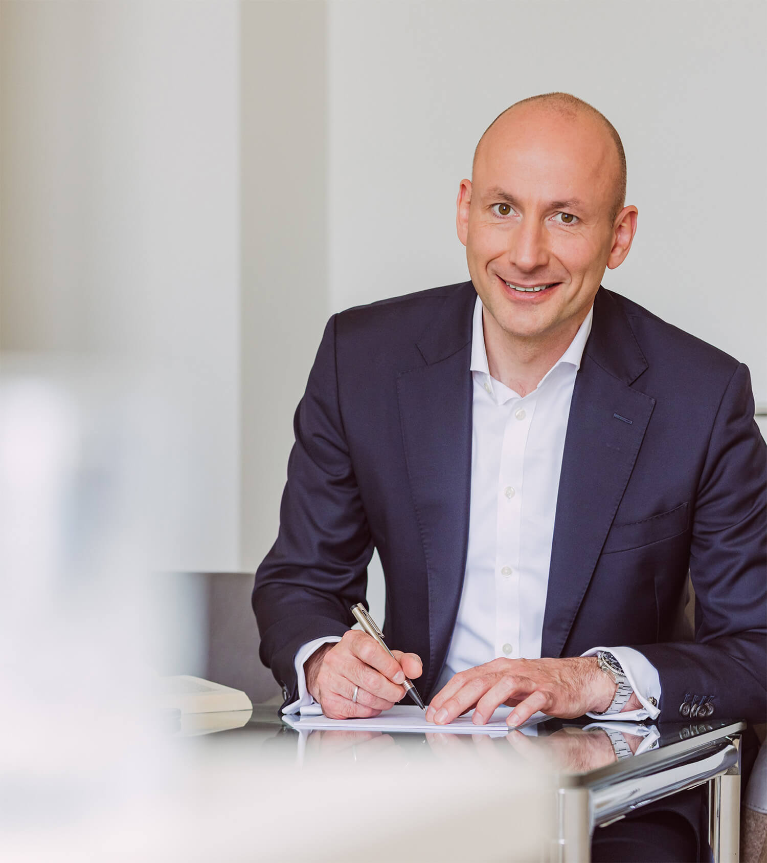 Henning Müller lächelt in die Kamera